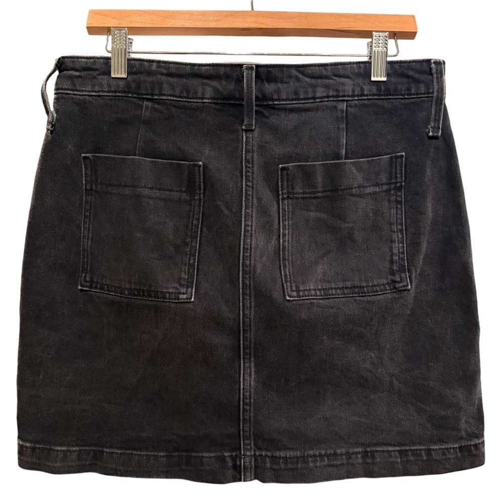 Old Navy High-Waisted Utility-Pocket Black Jean Skirt for Women in Black Jack - Picture 4 of 7